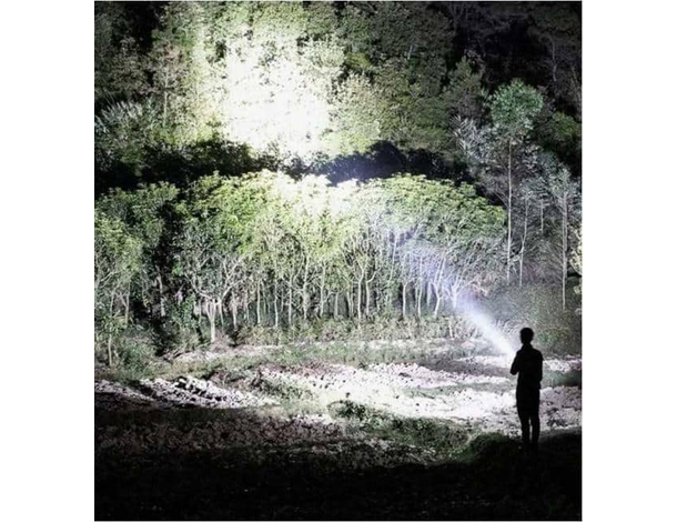 Torcia Tattica 6000K Militare a Led Ricaricabile Potente 8000 Lumen T6 Cree...