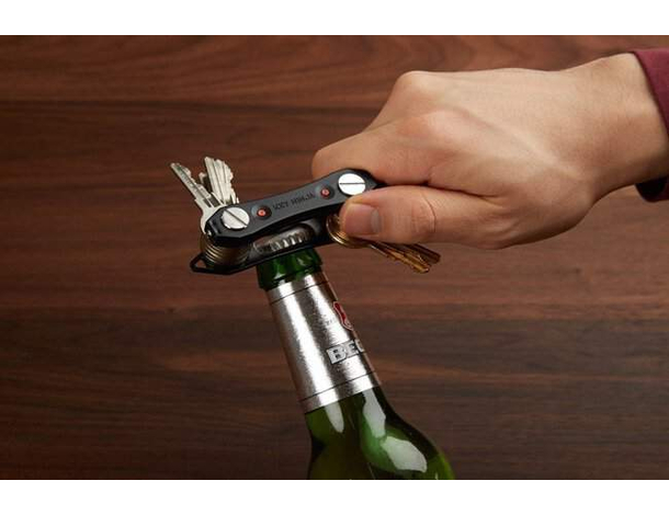 Portachiavi Multifunzione Organizzatore Luce LED Apribottiglie con Batteria...