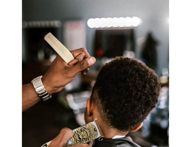 Tagliacapelli Professionale Cordless con Lame in Titanio, Display LED, 4...