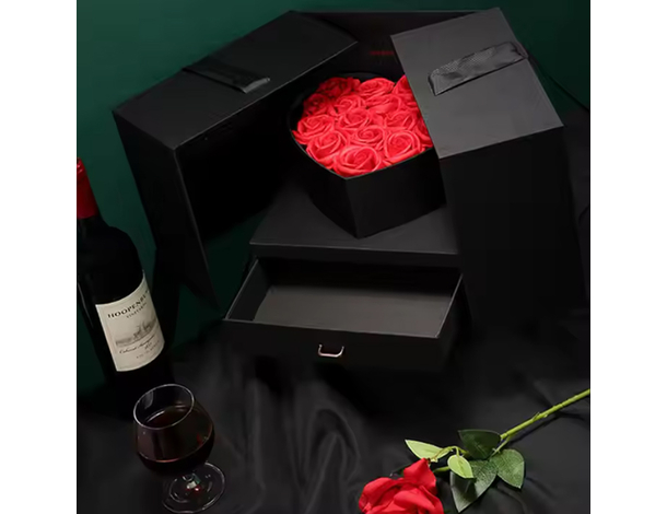 Romantico box regalo con rose profumate a forma di cuore e cassettino:...