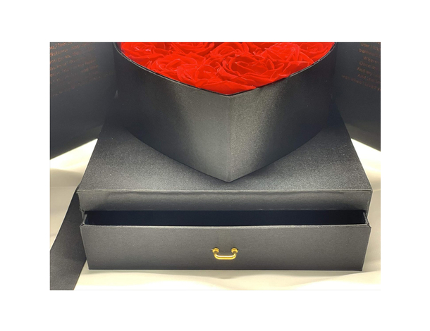 Romantico box regalo con rose profumate a forma di cuore e cassettino:...