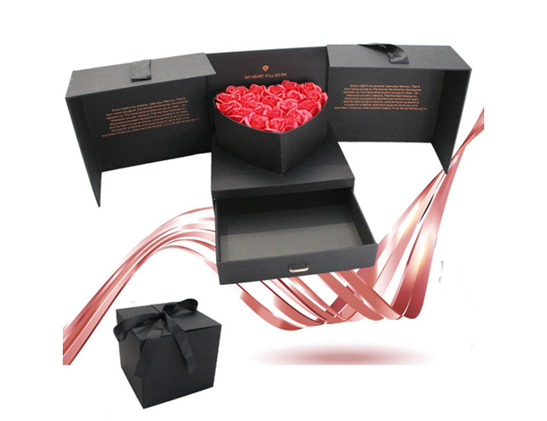 Romantico box regalo con rose profumate a forma di cuore e cassettino:...